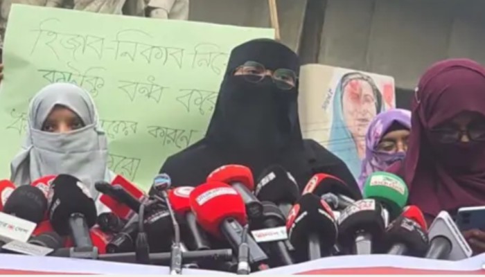 নিকাব পরা ছাত্রীকে ক'টা'ক্ষ করায় ঢাবি শিক্ষার্থীদের ক্লাস বর্জন