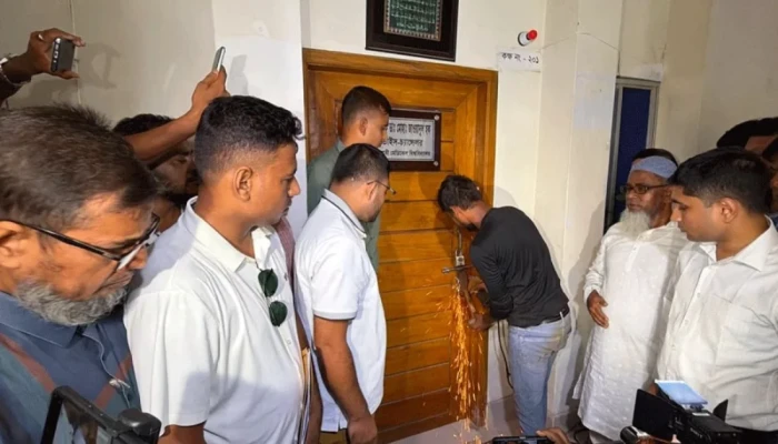 ভিসিকে সঙ্গে নিয়ে রামেবিতে এলেন বিএনপি নেতারা, প্রশাসন কা'টল কক্ষের তালা
