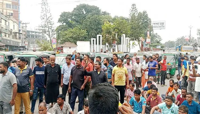 ​সিএনজি চলাচলের অনুমতিসহ ৩ দফা দাবিতে কুড়িগ্রামে চালকদের সড়ক অ'ব'রো'ধ
