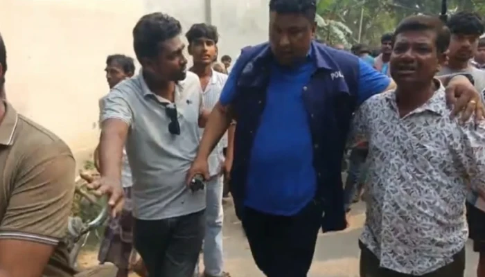 ছাত্রকে ধ'র্ষ'ণেচেষ্টার অভিযোগে মাদ্রাসাশিক্ষককে ঘেরাও, উ'দ্ধা'রে গিয়ে হা'ম'লা'র শি'কা'র পুলিশ
