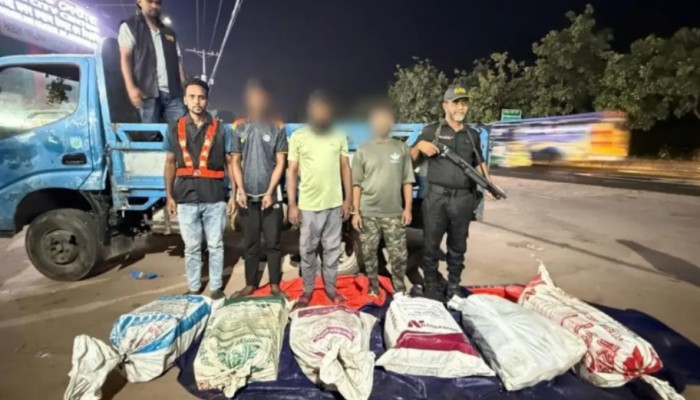ফেনী থেকে চট্টগ্রামে আনা হচ্ছিল ১৩০ বোতল বিদেশি ম'দ, আ'ট'ক ৩