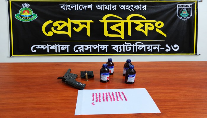 কুড়িগ্রামে এসআরবি-১৩ এর অ'ভি'যা'নে একটি পিস্তল, এক রাউন্ড গু'লি, ১০০ পিস ই'য়া'বা এবং ০৪ বোতল এস্কাফ উ'দ্ধা'র
