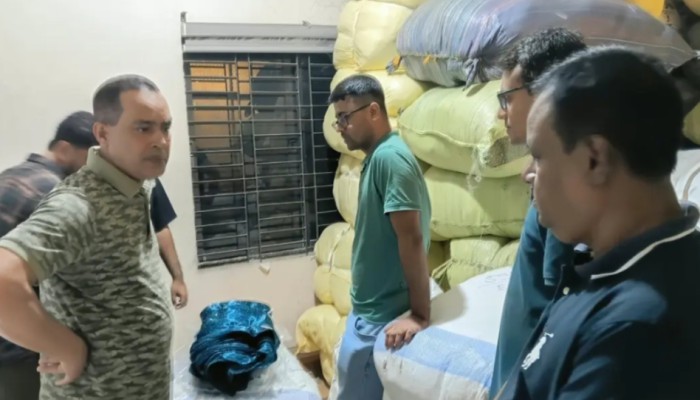 পুরান ঢাকায় ১০২ ব'স্তা অ'বৈ'ধ ভারতীয় কাপড় জ'ব্দ, আ'ট'ক ৩