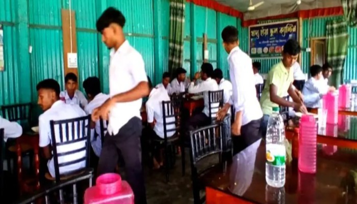 শিক্ষার্থীদের ভরসা ছাবেদের ক্যান্টিন, ২০ টাকায় মেলে খিচুড়ি-পরাটা