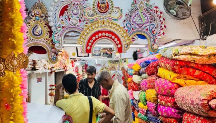 পুরান ঢাকায় দুর্গাপূজার প্রস্তুতি: পূজাসামগ্রীর দাম বাড়ায় কমেছে কেনাবেচা
