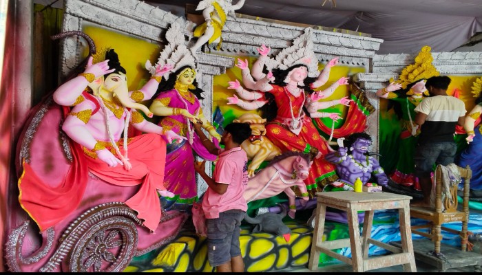 তুলির আঁচড়ে ফুটে উঠেছে দেবীর রূপ, শেষ মুহূর্তে ব্যস্ত কাউখালীর প্রতিমা শিল্পীরা