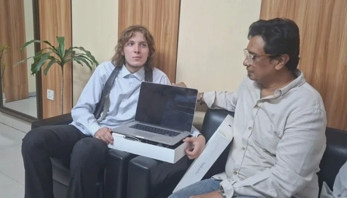 ল্যাপটপ ও ক্যামেরা চু'রি যাওয়া জার্মান তরুণকে ম্যাকবুক উপহার