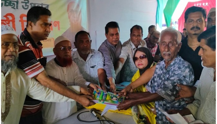 ভালুকায় সনাতন ধর্মাবলম্বীদের মাঝে শাড়ি ও লুঙ্গী বিতরণ