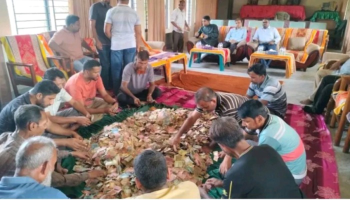 লালন শাহ মাজারের দানবক্স খুলে পাওয়া গেলো সাড়ে ছয় লক্ষ টাকা