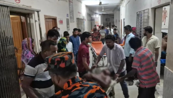 প্রতিযোগিতায় দুই নৌকার সং'ঘ'র্ষ, ডু'বে যাওয়া মাঝিদের মা'র'ধ'র, আ'হ'ত ২০