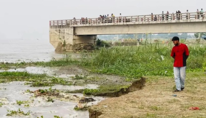 পদ্মার ভাঙনে বিলীন ৬ বছর আগে নির্মিত কোটি টাকার দীর্ঘ সেতু