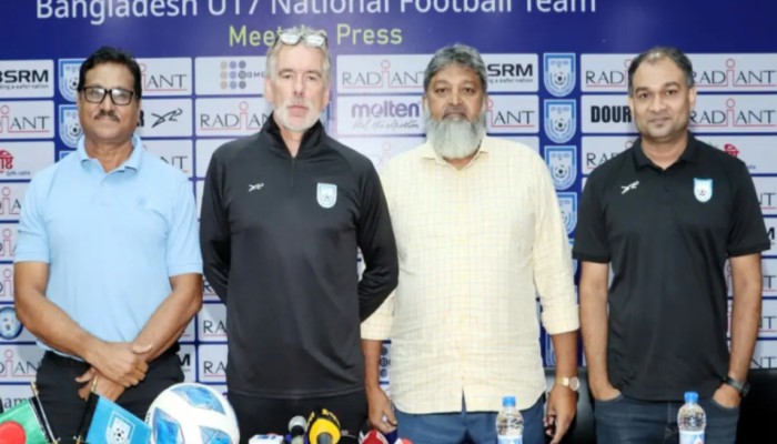 মনোযোগ সরাতে চান না ক্রুইফ