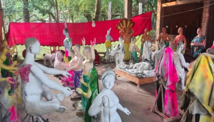 প্রায় ৭০ প্রতিমায় পৌরাণিক কাহিনি, রাজবাড়ীতে ব্যতিক্রমী আয়োজন