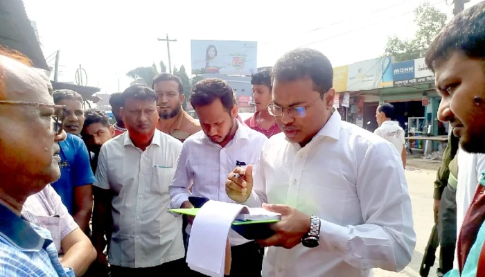 অন্য এলাকায় সার বিক্রি, ডিলারকে ৩০ হাজার টাকা জ'রি'মা'না