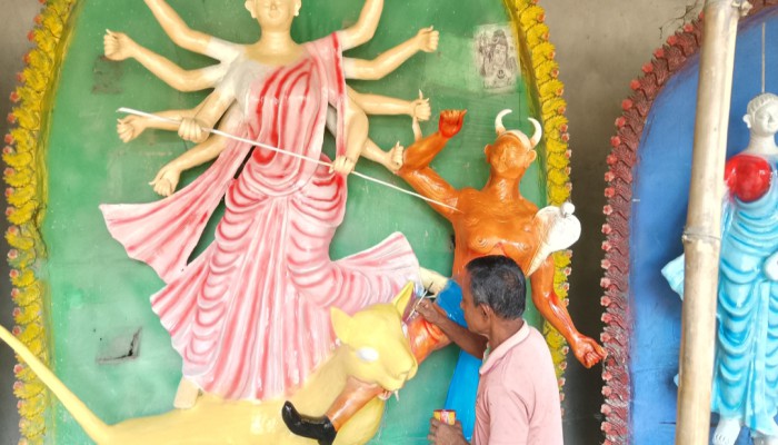 মাটির অবয়বে  নিচ্ছেন দেবী- রাণীশংকৈলের ৫৫ মণ্ডপে শারদীয় উৎসবের আমেজ