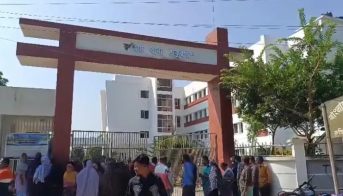 ঠাকুরগাঁওয়ে ওসি-এসআইয়ের বি'রু'দ্ধে ঘু'ষে'র অ'ভি'যো'গ, থানা ঘেরাও করে বি'ক্ষো'ভ