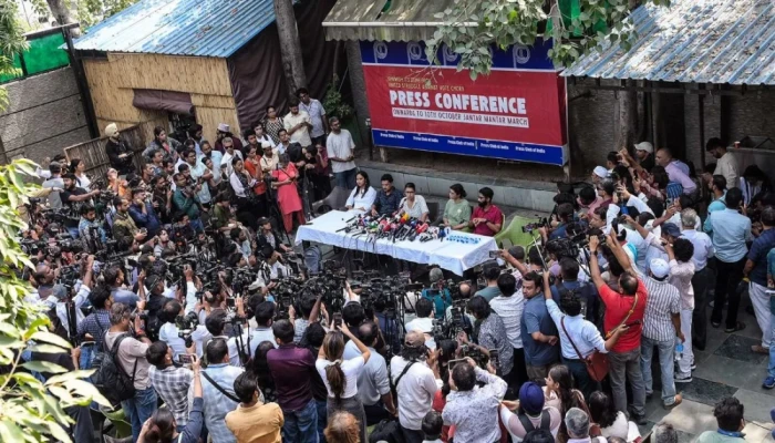 নতুন করে বি'ক্ষো'ভের দিনক্ষণ ঠিক করতে থানায় ককরোচ জনতা পার্টি