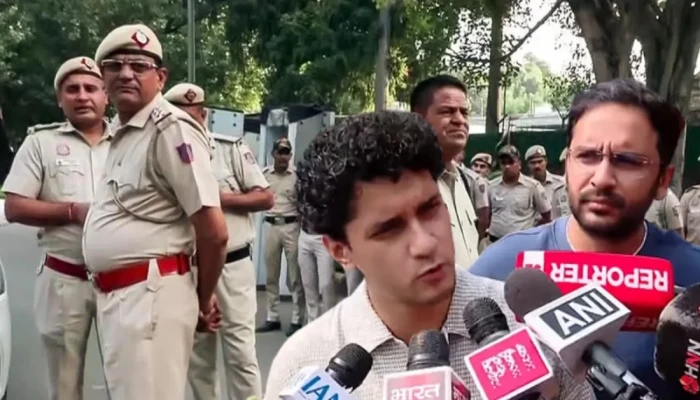 দিল্লি পুলিশকে ২৪ ঘণ্টার আ'ল'টিমে'টাম ককরোচ পার্টির