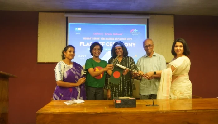 মাউন্ট আমাদাবলাম আরোহণের উদ্দেশ্যে ঢাকা ত্যাগ করছেন বাংলাদেশি নারী পর্বতারোহী ইয়াসমিন লিসা