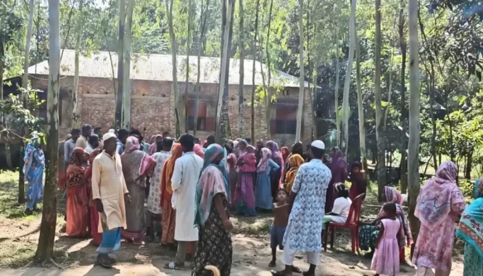 সম্পত্তির জন্য বাবার জানাজা আ'ট'কে দিল মেয়ে, ম'র'দে'হ পড়ে আছে উঠানে