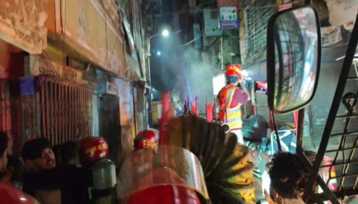 চকবাজারে আগুন : ধোঁয়া সরাতে ‘স্মোক ইজেক্টর’ নিয়ে ফায়ার সার্ভিস