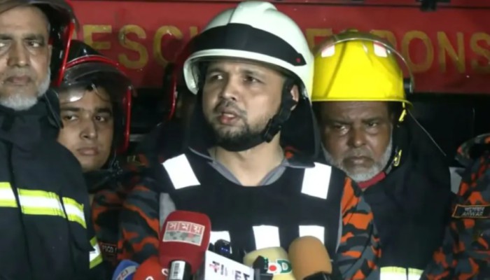 পুরোপুরি নিয়ন্ত্রণে আসেনি চকবাজারের আগুন