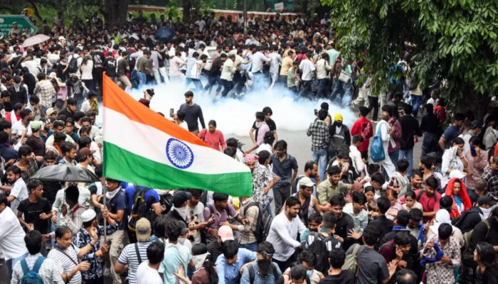 পতাকা হাতে তালাব'দ্ধ যন্তর মন্তরে ঢুকে পড়লো ককোরোচ জনতা পার্টি