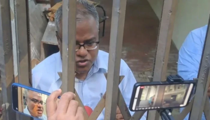 চুয়েটে ২১ ঘণ্টায়ও বের হতে পারেননি অ'ব'রু'দ্ধ উপাচার্য