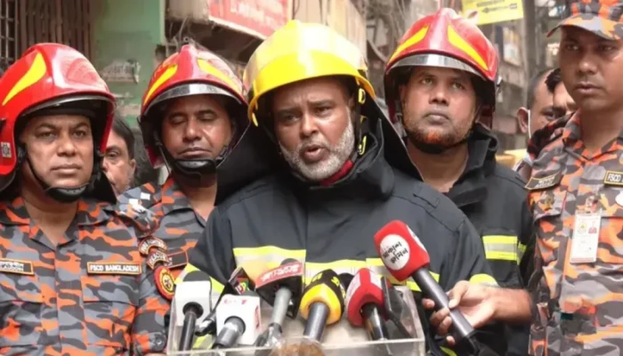 চকবাজারে ফের আ'গু'নে'র আ'শ'ঙ্কা'য় পানি দেয়া অব্যাহত: ফায়ার সার্ভিস