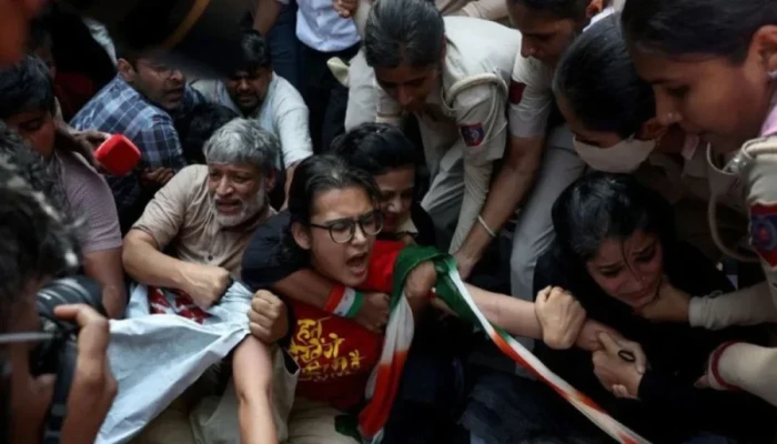 দিল্লিতে পুলিশের ভ্যানে নারী বি'ক্ষো'ভকারীদের মা'র'ধ'র ও যৌ'ন নি'র্যা'ত'নে'র অভিযোগ