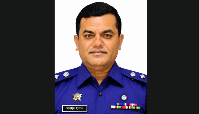 এক পুলিশ কর্মকর্তা! পুলিশ সম্পর্কে সাধারণ মানুষের নেতিবাচক সব ধারণা পাল্টে দিচ্ছে
