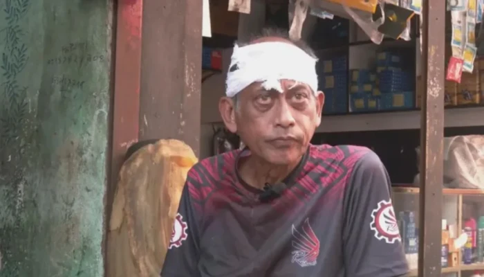 বাড়ির সামনে হা'ম'লা'র শি'কা'র অভিনেতা সমু চৌধুরী, মাথায় ৪ সেলাই
