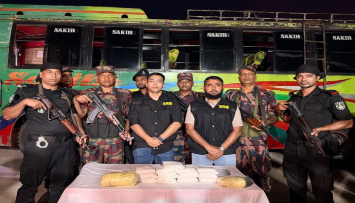 খুলনা জেলার হরিণটানা থানাধীন জিরো পয়েন্টে বাস টার্মিনাল এলাকায় অ'ভি'যা'ন চালিয়ে ০৬ কেজি ৫৯৭ গ্রাম অবৈধ মাদকদ্রব্য ক্রিস্টাল মেথ (আইস) উদ্ধার করেছে এসআরবি-৬, বিজিবি-২১ এর যৌথ আভিযানিক দল