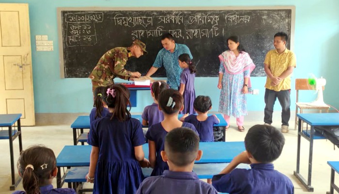 নানিয়ারচর সেনা জোন কর্তৃক শিক্ষার্থীদের মাঝে শিক্ষা সামগ্রী বিতরণ অনু‌ষ্ঠিত