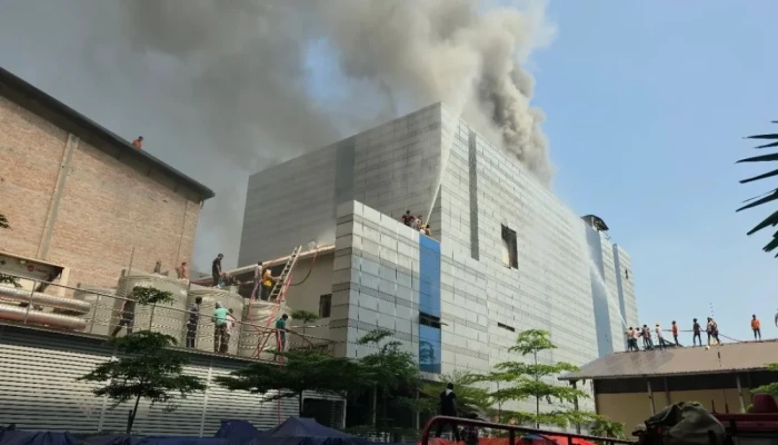 ১৯ ইউনিটের প্রচেষ্টায়ও নিয়ন্ত্রণে আসেনি টঙ্গীর ওষুধ কারখানার আ'গু'ন, ছড়িয়েছে পাশের ভবনে
