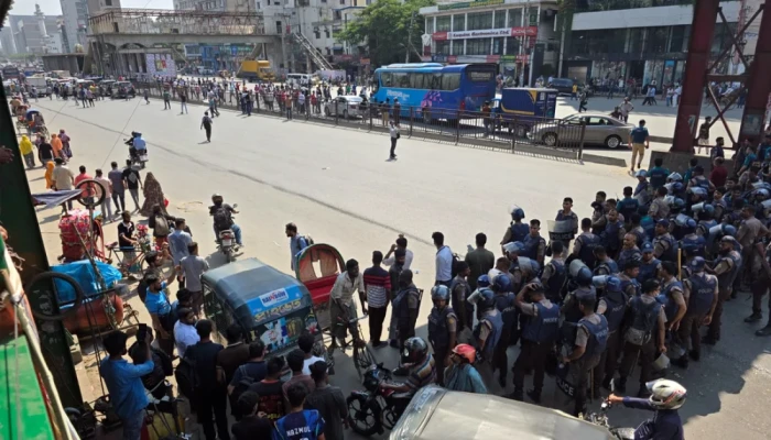 উত্তরায় পোশাকশ্রমিকদের সড়ক অ'ব'রো'ধ, যান চলাচল বন্ধ