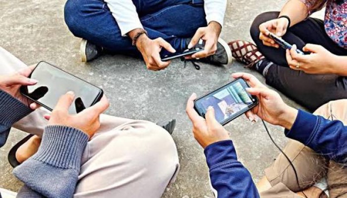 গেম খেলার সময় মোবাইল বি'স্ফো'র'ণে আ'হ'ত ২ বন্ধু, একজনের দৃষ্টিশক্তি হা'রা'নো'র শ'ঙ্কা