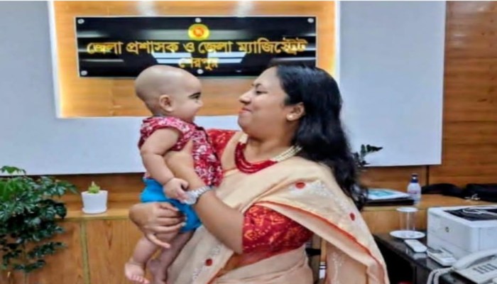 শেরপুরে অসহায় আব্দুল্লাহ এখন ডিসির কোলে