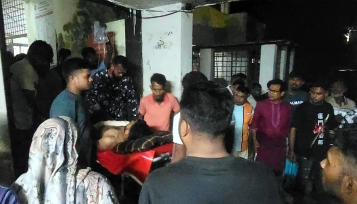 দু'র্বৃ'ত্তদের গু'লি থেকে বাঁচতে দৌড়, ধা'ও'য়া করে ছাত্রদল নেতাকে কু'পি'য়ে জ'খ'ম