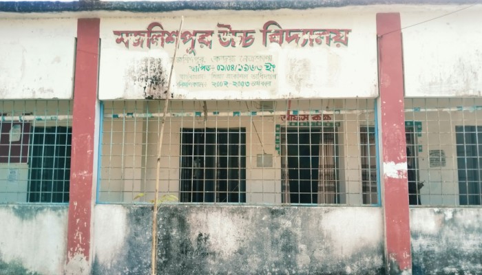 কেন্দুয়ায় ষষ্ঠ শ্রেণির ছাত্রীকে ধ'র্ষ'ণ'চে'ষ্টার অ'ভি'যো'গ স্কুলের দপ্তরির বি'রু'দ্ধে