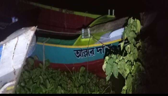 কাউখালীতে কঁচা নদীতে মাঝরাতে বিকল ট্রলার: জেলা ইজতেমার ৫০-৬০ জন যাত্রীকে নিরাপদে উদ্ধার করল নৌ পুলিশ