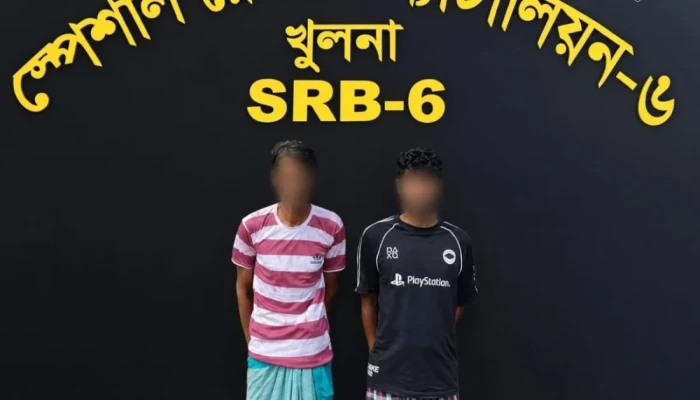 খুলনায় পুলিশকে কু'পি'য়ে টাকা-মোবাইল ছি'ন'তা'ই, আ'সা'মি ধ'র'ল এসআরবি