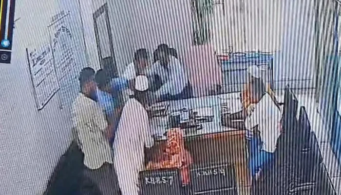 স্কুলে নারী শিক্ষককে থা'প্প'ড় : ব'হি'ষ্কা'রের পর বিএনপি নেতা বললেন, ‘ওই শিক্ষিকা আওয়ামী লীগের দালাল’