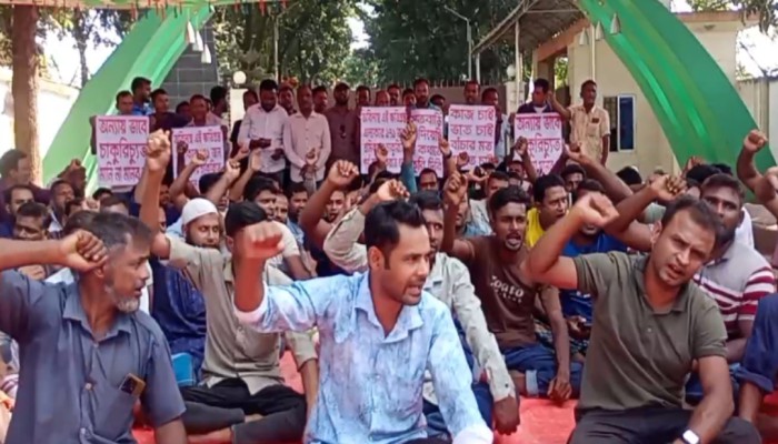 বড়পুকুরিয়া কয়লাখনির ১৭১ শ্রমিককে পুনর্বহালের দাবিতে অবস্থান কর্মসূচি