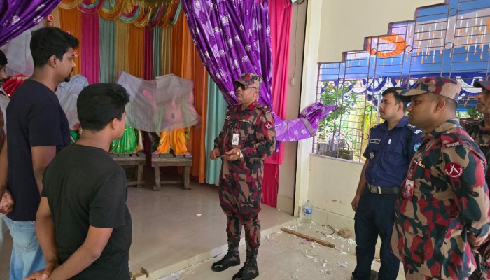 নাইক্ষ্যংছড়িতে নিরাপত্তা নিশ্চিত করতে পূজামণ্ডপ পরিদর্শনে ১১ বিজিবির অধিনায়ক