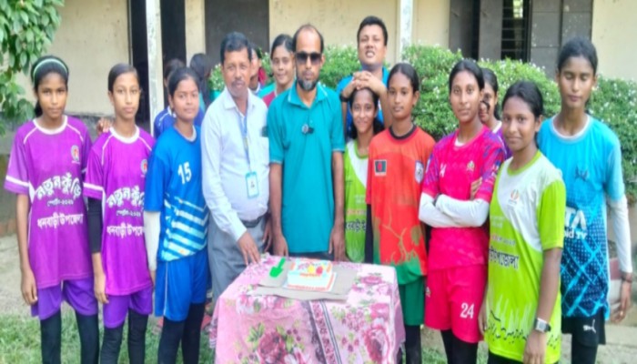 নারী ফুটবলারদের সঙ্গে কেক কেটে জন্মদিন উদ্‌যাপন সাংবাদিক তুহিন জামানের