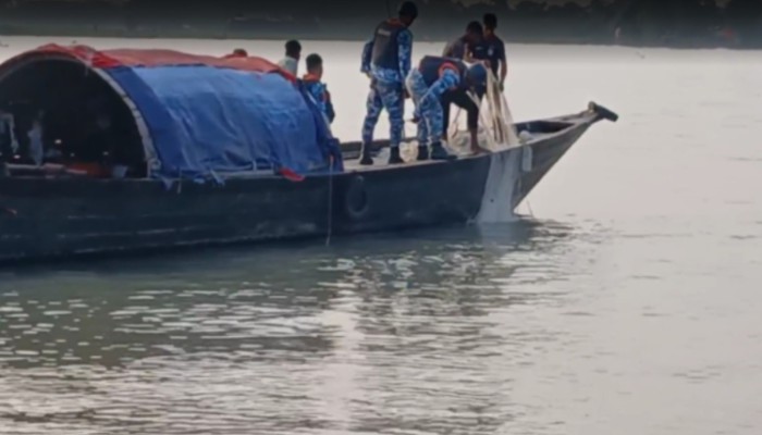 হিজলায় প্রশাসনের তোয়াক্কা না করে মা ইলিশ নিধনের মহোৎসব: আর্থিক সংকট ও জেলেদের হা'ম'লা'র মুখে অসহায় প্রশাসন