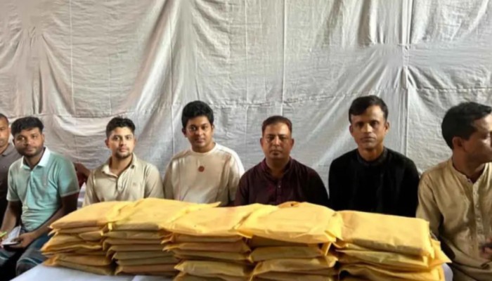 লোহাগাড়ায় দুর্গাপূজায় উপহার ও আর্থিক অনুদান বিতরণ