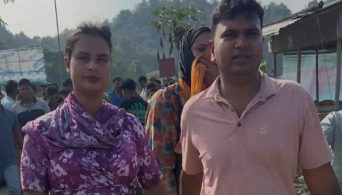 চট্টগ্রামে ৪২ লিটার চো'লা'ই ম'দ'স'হ তৃতীয় লিঙ্গের নেত্রী গ্রে'প্তা'র