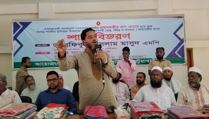 শারদীয় দুর্গাপূজা উপলক্ষে বাউফলে অসহায় ও দু'স্থ ৩শ পরিবারের মাঝে শাড়ি বিতরণ